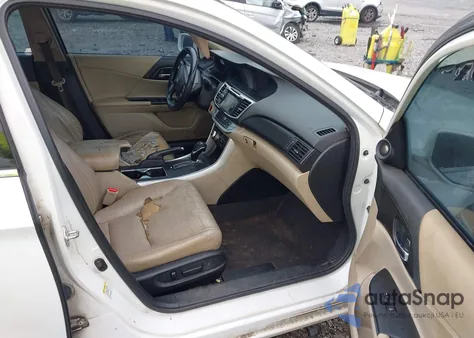 2015 Honda Accord Hybrid Touring z USA, uszkodzony, nr VIN 1HGCR6F7XFA010579